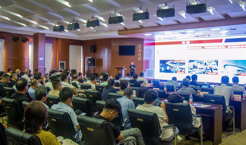 天津市《現(xiàn)代建筑金屬屋面防水防護(hù)技術(shù)培訓(xùn)與研討會(huì)》成功舉行，西牛皮自融合型特種功能防護(hù)膜助力天津鋼結(jié)構(gòu)行業(yè)高質(zhì)量發(fā)展